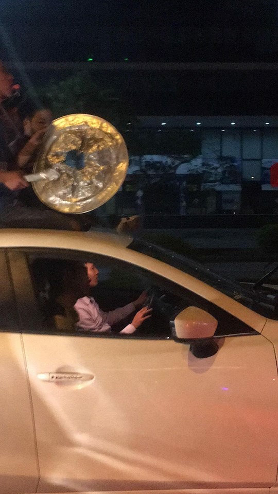 Cư dân mạng kiểm kê thiệt hại về xoong chảo sau đêm ăn mừng chiến thắng của U23 Việt Nam